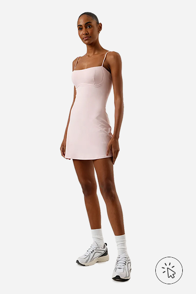 Modelo veste vestido feminino esportivo ACE com bermuda interna rosa claro
