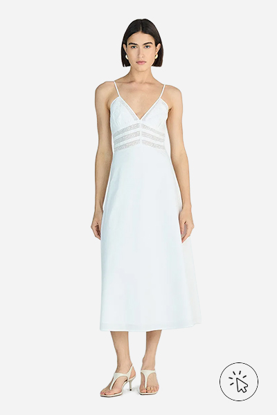 Modelo veste vestido mídi de algodão com renda floral off-white