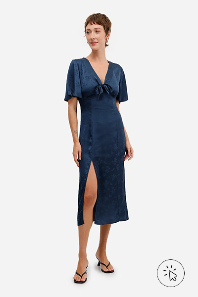 Modelo veste vestido mídi feminino de jacquard acetinado floral azul marinho