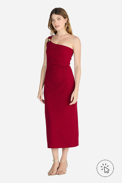 Modelo veste vestido mídi feminino ombro único franzido vermelho