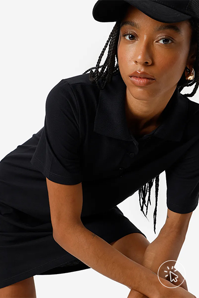 Modelo veste vestido polo feminino com algodão básico preto