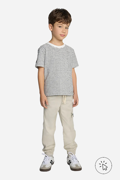 Modelo veste calça de sarja infantil jogger cargo bege areia menino