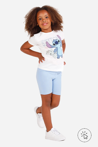 Modelo veste conjunto infantil curto Stitch off-white e azul claro