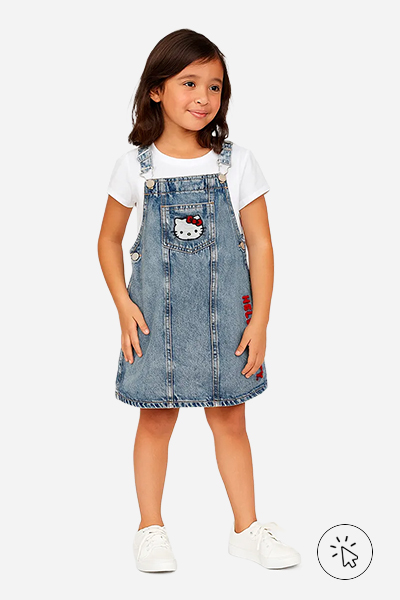 Modelo veste salopete infantil jeans Hello Kitty azul