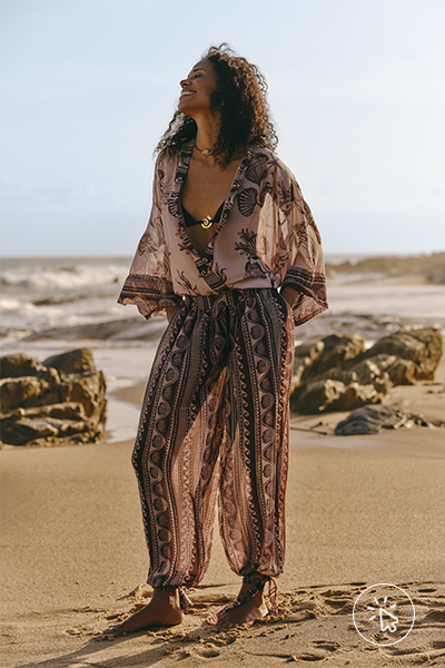 Modelo veste kimono estampado e calça aladim estampada