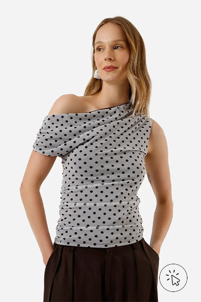Modelo veste blusa assimétrica feminina de tule poá franzida off-white- o que significa os símbolos na etiqueta da roupa