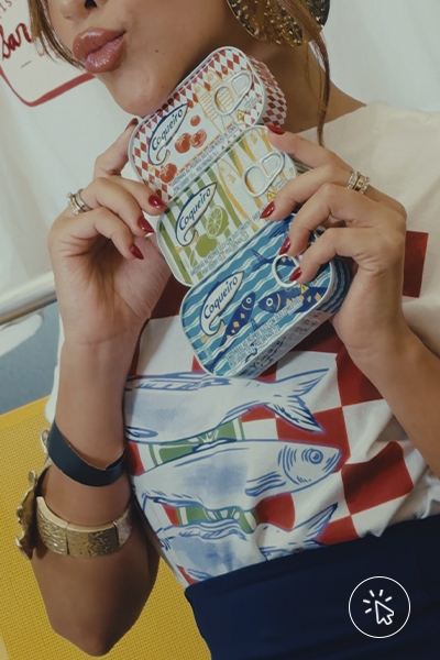 Laura Brito com as latas de sardinha exclusivas no evento C&A e Coqueiro