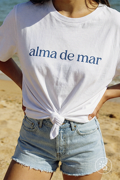 Camiseta de algodão branca com frase "alma de mar" e short jeans
