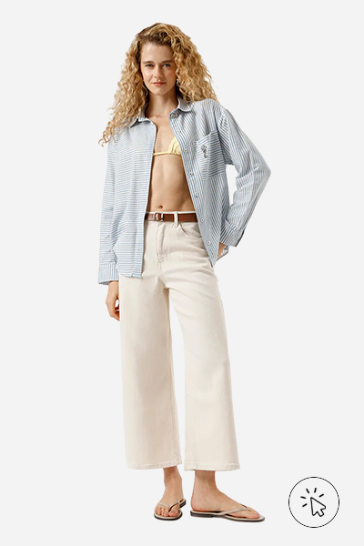 Modelo veste camisa oversized feminina de algodão com bolso bordado azul