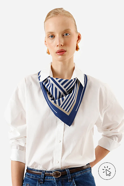 Modelo veste camisa oversized feminina de algodão off-white com lenço azul-marinho no pescoço