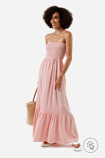 Modelo veste vestido longo sem alças feminino com viscose listrado vermelho