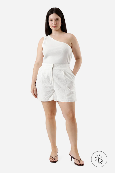 Modelo veste blusa ombro único feminina de algodão plus size off-white
