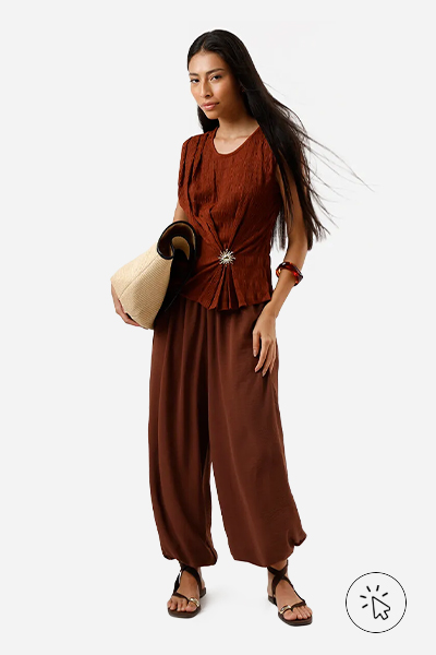 Modelo veste calça balloon feminina texturizada marrom escuro