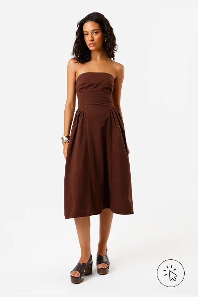 Modelo veste vestido mídi feminino de sarja sem alça marrom