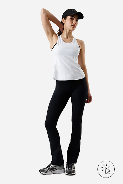 Modelo veste calça flare feminina esportiva ACE cós cruzado preta