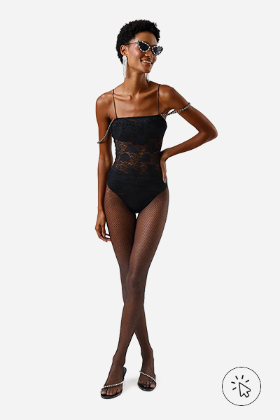 Modelo veste body feminino de renda com pérolas preto