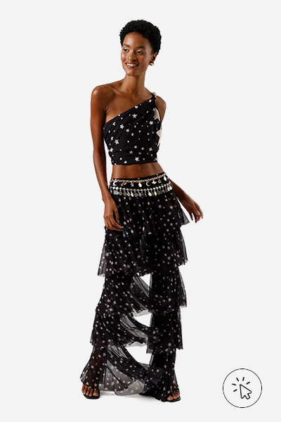 Modelo veste calça feminina de tule com babados estrelas preta