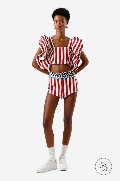 Modelo veste cropped feminino de sarja com babados listrado vermelho e off-white