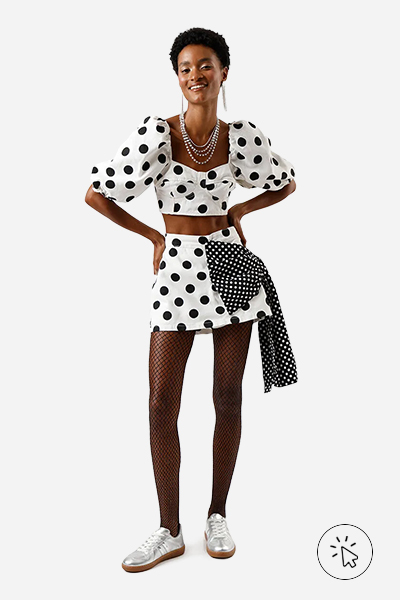 Modelo veste cropped feminino de sarja manga bufante poá branco e preto