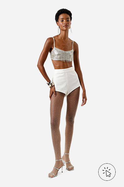 Modelo veste short hot pant feminino de sarja off-white