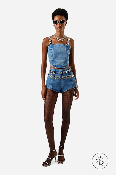 Modelo veste top corset feminino jeans com tachas azul médio