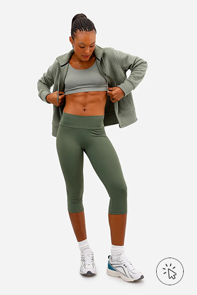 Modelo veste calça corsário básica cós largo esportiva ACE verde escuro