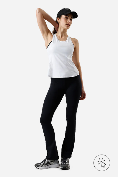 Modelo veste calça flare feminina esportiva ACE cós cruzado preta