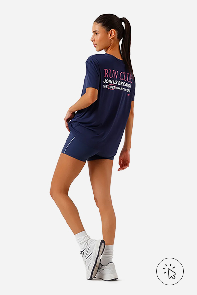 Modelo veste camiseta feminina de poliamida esportiva ACE estampa oversized azul marinho