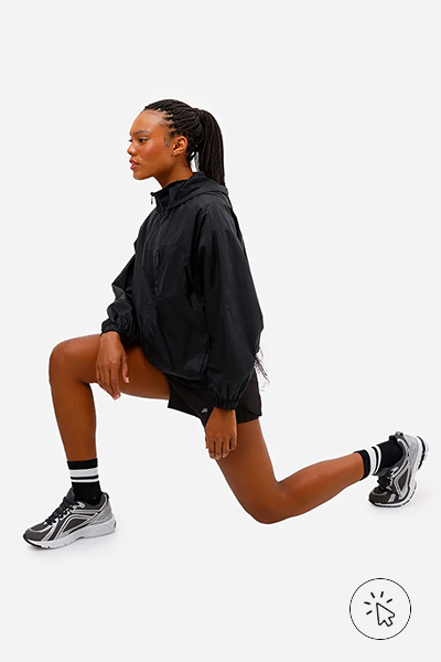 Modelo veste jaqueta feminina esportiva ACE de poliamida com capuz preta
