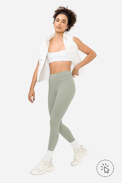 Modelo veste legging esportiva ACE texturizada cinza verde