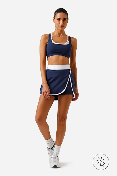 Modelo veste short-saia feminino esportivo ACE bicolor azul marinho