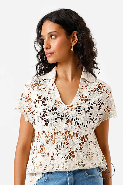 Modelo veste polo alongada de crochê floral bege cru- o que significa os símbolos na etiqueta da roupa