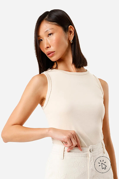 Modelo veste regata básica feminina de alogdão peruano interlock bege- o que significa os símbolos na etiqueta da roupa