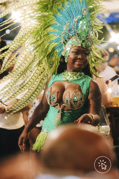 Passistas da escola de samba Imperatriz Leopoldinense no evento Samba do Bloco ao Baile Carnaval C&A