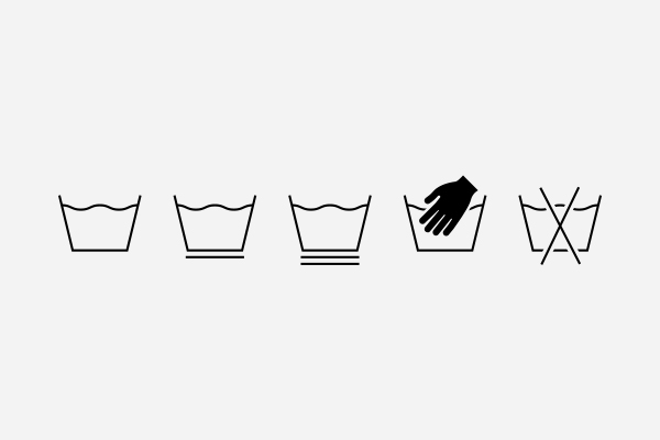 Você sabe o significado dos símbolos na etique da roupa? O balde diz respeito à lavagem da peça- o que significa os símbolos na etiqueta da roupa