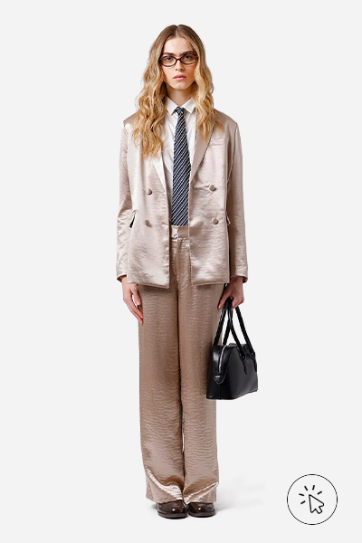 Modelo veste blazer de alfaiataria feminino acetinado Mindset bege e calça de alfaiataria na mesma cor e tecido