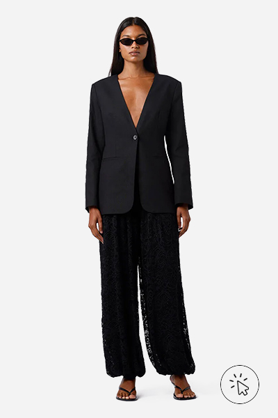 Modelo veste calça aladim feminina de renda Mindset preta