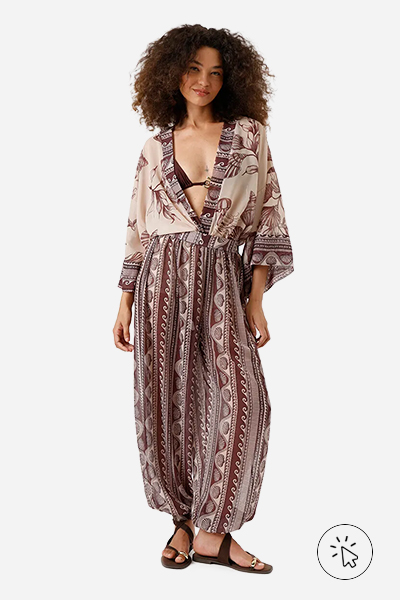 Modelo veste calça aladim feminina estampada bege e roxa