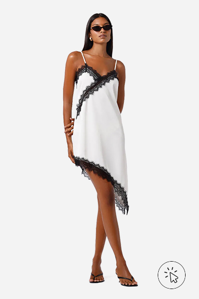 Modelo veste vestido slip dress feminino com renda assimétrico Mindset off-white
