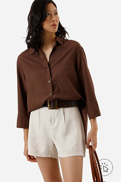 Modelo veste camisa de linho marrom de manga longa e short de alfaiataria em viscose bege - tons quentes e frios - tons quentes roupas - paleta tons quentes - quais são os tons quentes e frios 