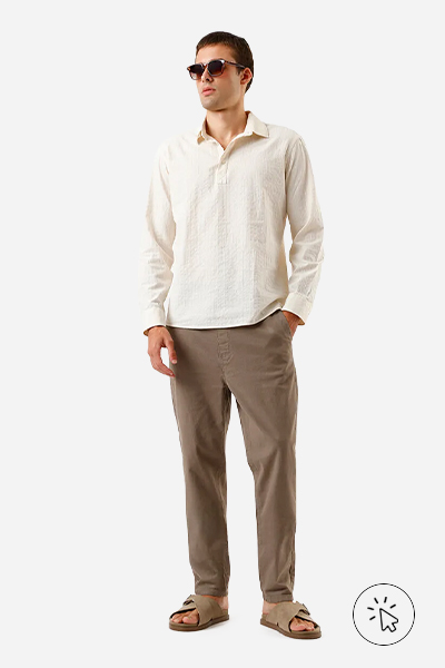 Modelo veste calça jogger de sarja bege, bata texturizada off-white de manga longa e slide com fivela bege - tons quentes e frios - tons quentes roupas - paleta tons quentes - quais são os tons quentes e frios 
