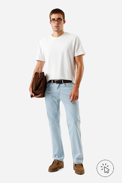 Modelo veste calça jeans reta clara, camiseta básica off-white, cinto, dockside marrom e bolsa de suede marrom- tons quentes e frios - paleta tons frios - paleta tons frios roupas - quais são os tons quentes e frios 