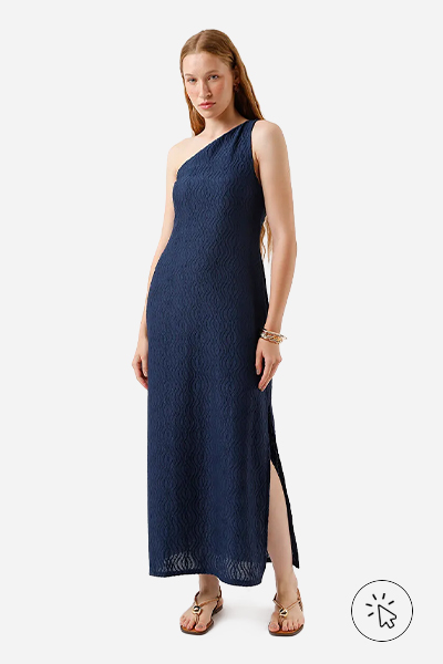 Modelo usa vestido longo de um ombro só em laise azul-marinho, braceletes dourados e rasteirinha texturizada caramelo- tons quentes e frios - paleta tons frios - paleta tons frios roupas - quais são os tons quentes e frios 