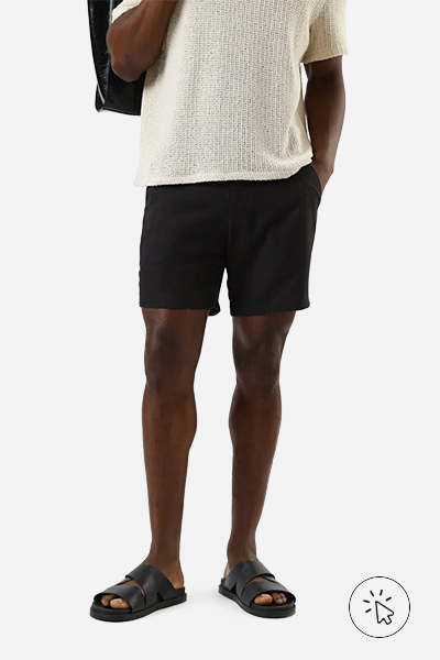 A foto é a parte debaixo do look masculino. O modelo está usando uma bermuda preta.  - tecido linho - o que é linho - como lavar roupa de linho - como passar roupa de linho - como é feito o linho 