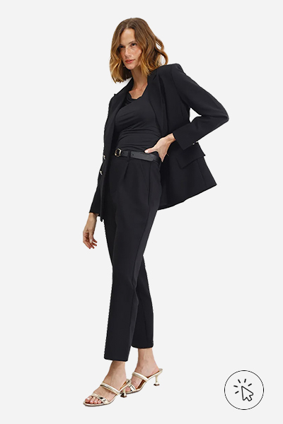 Modelo veste calça de alfaiataria feminina com cinto preta - tons neutros - tons neutros roupas - o que são tons neutros - como combinar tons neutros