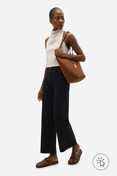 Modelo veste calça wide leg de sarja cintura alta preta - tons neutros - tons neutros roupas - o que são tons neutros - como combinar tons neutros