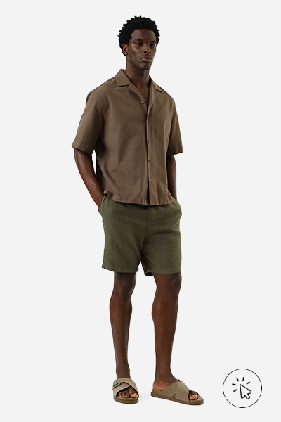 Modelo veste camisa masculina de algodão com mangas curtas marrom káki - tons neutros - tons neutros roupas - o que são tons neutros - como combinar tons neutros