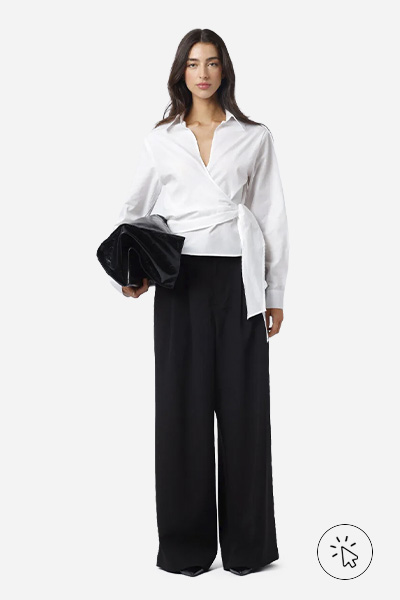 Modelo veste camisa transpassada feminina Mindset off-white - tons neutros - tons neutros roupas - o que são tons neutros - como combinar tons neutros