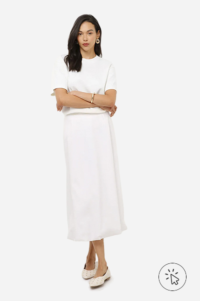 Modelo veste camiseta de algodão peruano manga curta off-white - tons neutros - tons neutros roupas - o que são tons neutros - como combinar tons neutros