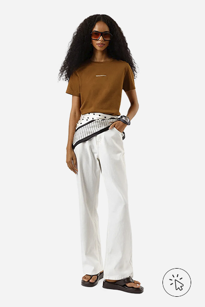 Modelo veste camiseta feminina de algodão estampada marrom caramelo - tons neutros - tons neutros roupas - o que são tons neutros - como combinar tons neutros